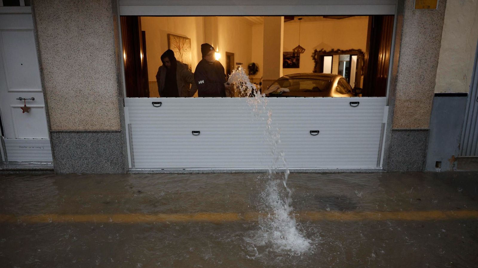 Uns veïns buiden aigua d'un garatge a l'Alcúdia