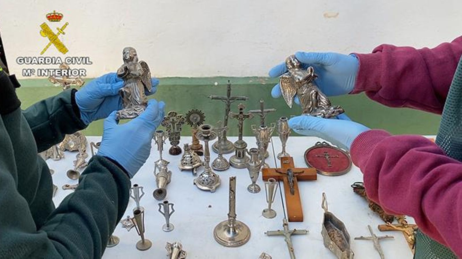 Alguns dels elements que el detingut havia sostret de les tombes del cementeri de Xest