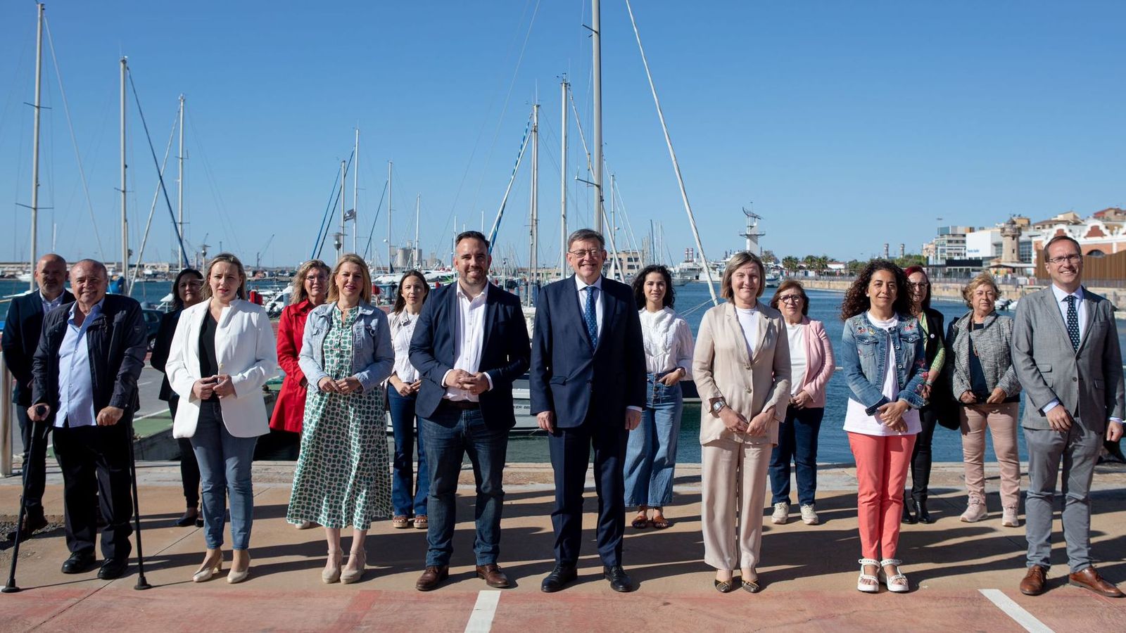 El president de la Generalitat posa amb els membres de la llista del PSPV per Castelló, al costat de Rafa Simó, que l'encapçala