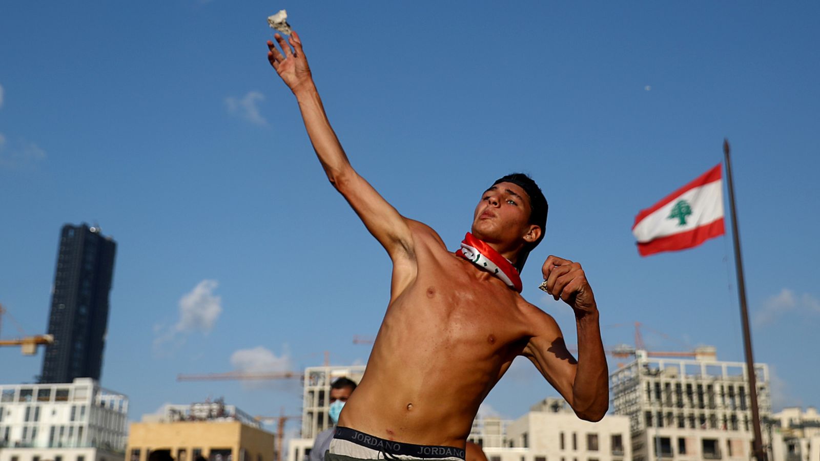 Un manifestant llança una pedra durant les protestes