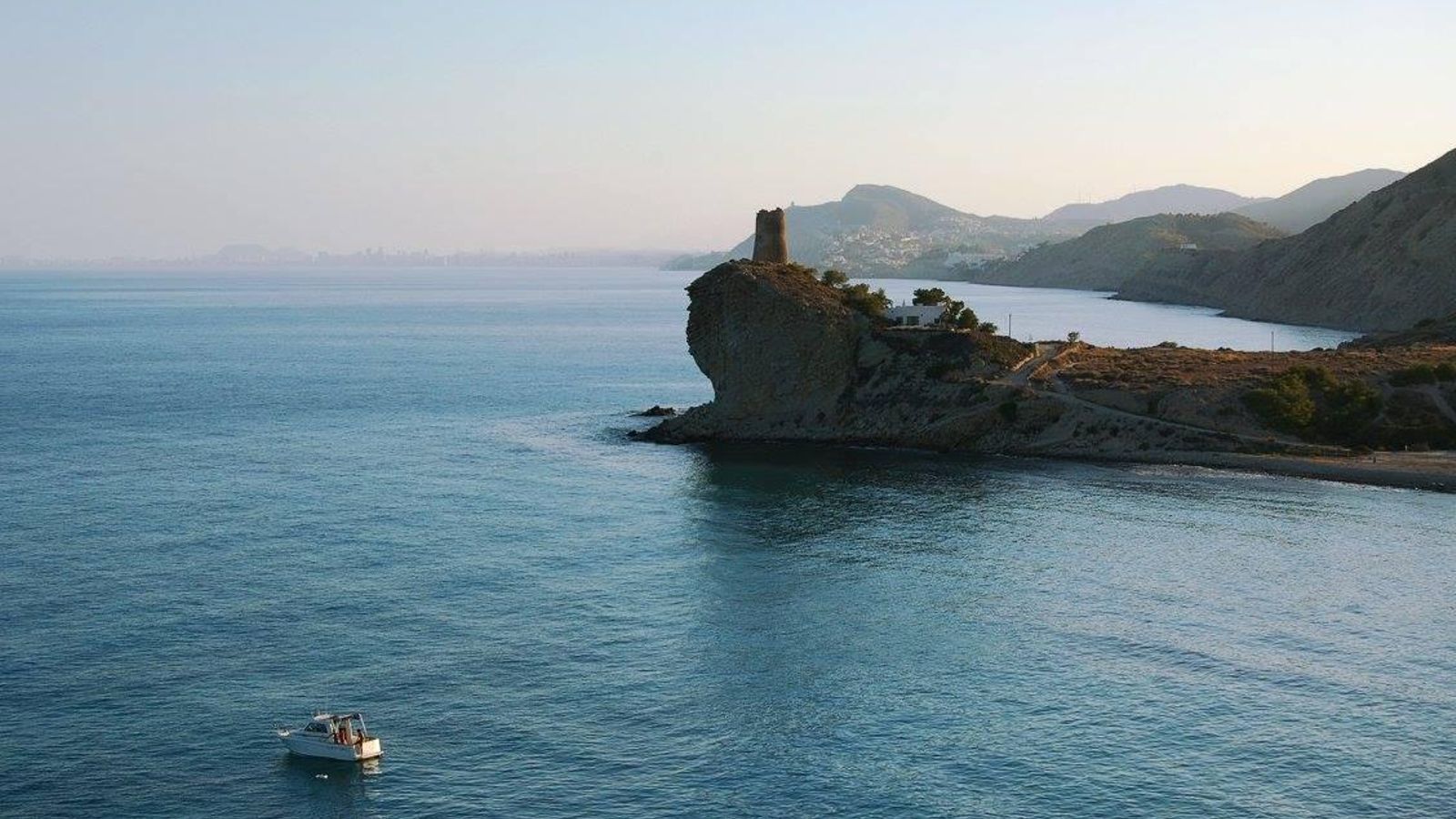 Vistes des de la cala del Xarco, a la Vila Joiosa