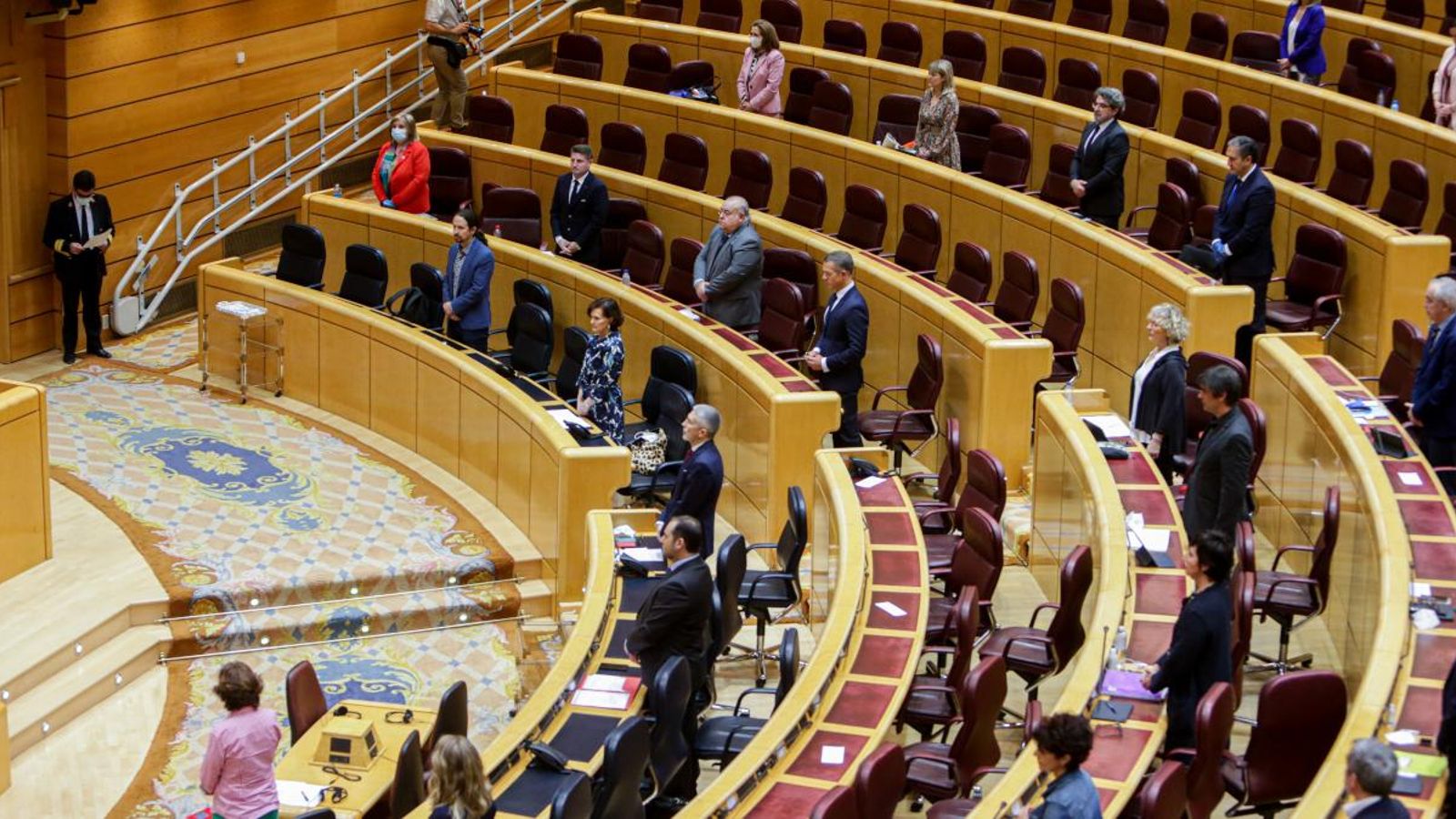 Els diputats guarden un minut de silenci per les víctimes de la pandèmia al començament de la sessió de control al govern en el Senat