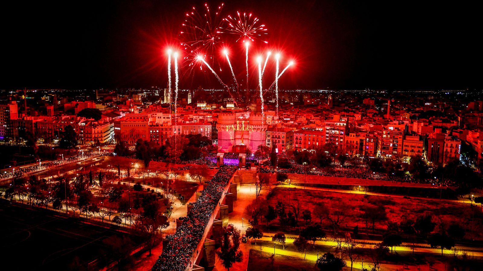 Una imatge de la Crida de l'any passat, amb milers de persones concentrades al pont dels Serrans i les zones pròximes