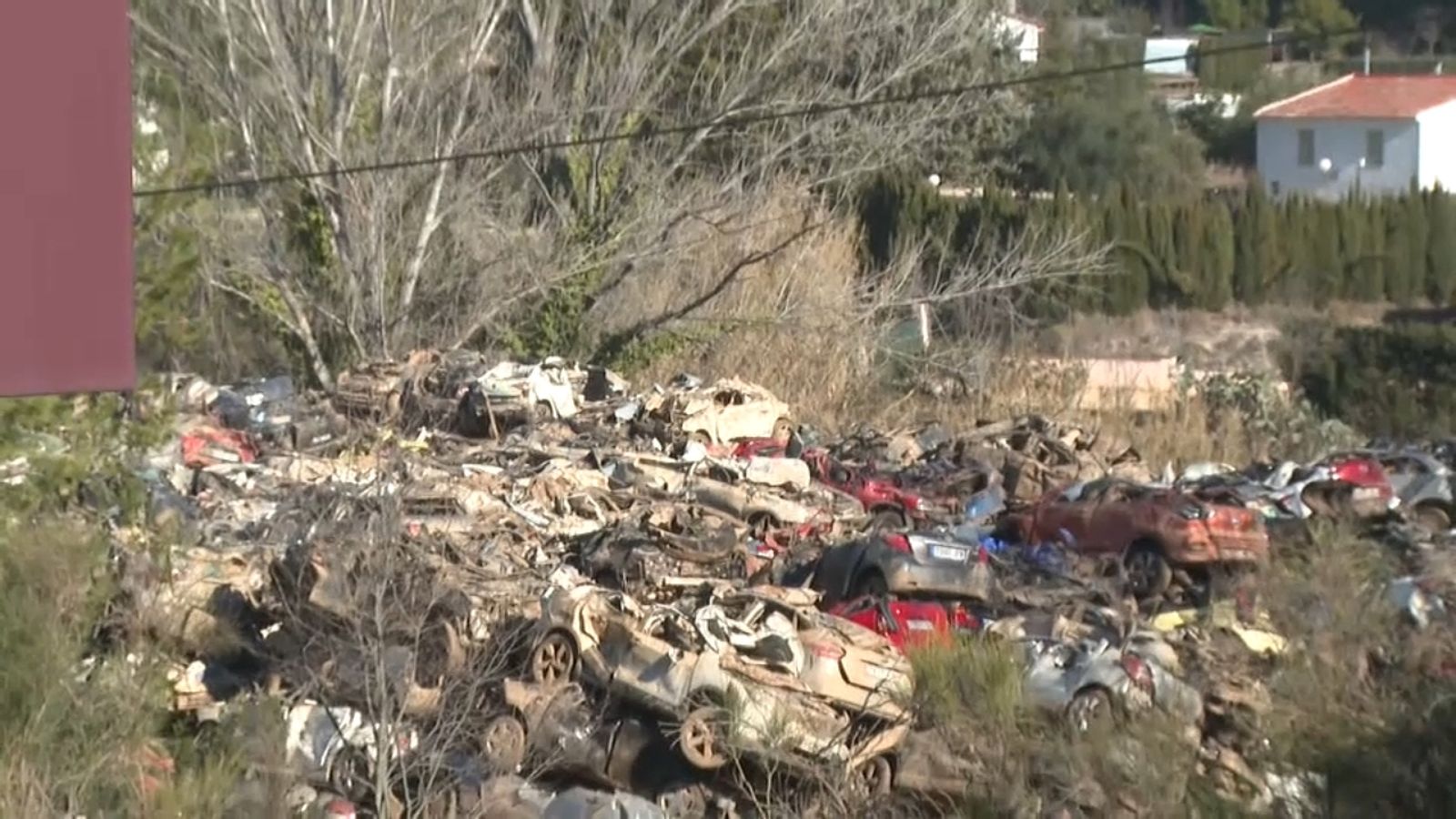 30.01.2025 | El grup ecologista La Carrasca d'Alcoi denuncia el trasllat de centenars de vehicles de la dana a Muro