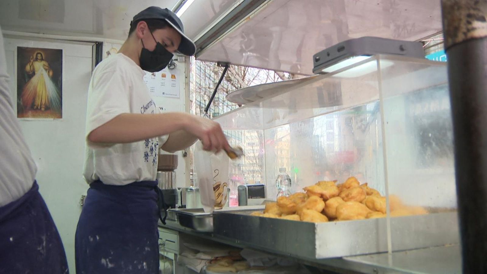 La xurreria  'Churros Numerosos' obri només en Falles i fa bunyols i xurros sense gluten