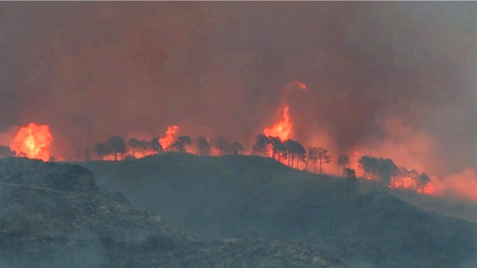 Un total de 25 mitjans aeris i al voltant de 600 efectius, entre bombers treballen per a sufocar l'incendi