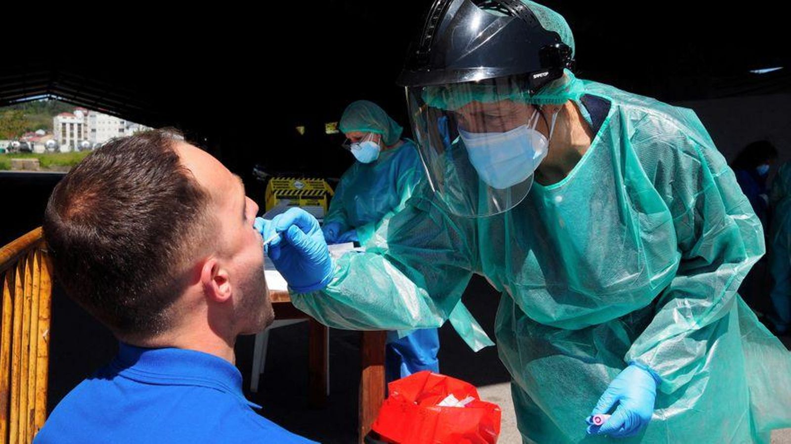 Una sanitària fa una prova de PCR a un home