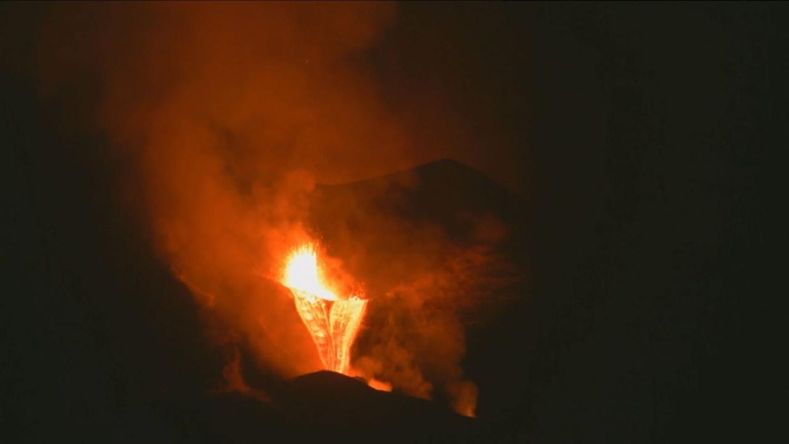 Imatges de la lava del volcà de la Palma, dos mesos després d'entrar en erupció