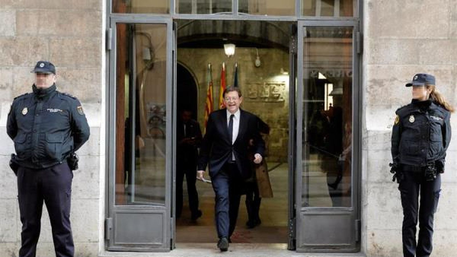 Ximo Puig eixint del Palau de la Generalitat