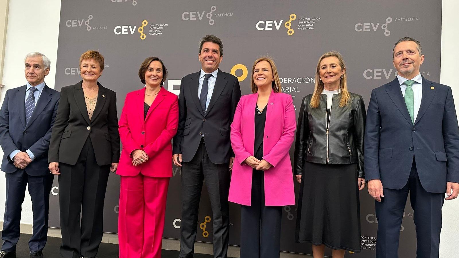 Diverses autoritats, entre d'altres Carlos Mazón i Pilar Bernabé (centre), en la inauguració del I Valencia Silicon Forum, aquest divendres Diverses autoritats, entre d'altres Carlos Mazón i Pilar Bernabé (centre), en la inauguració del I Valencia Silicon Forum, aquest divendres