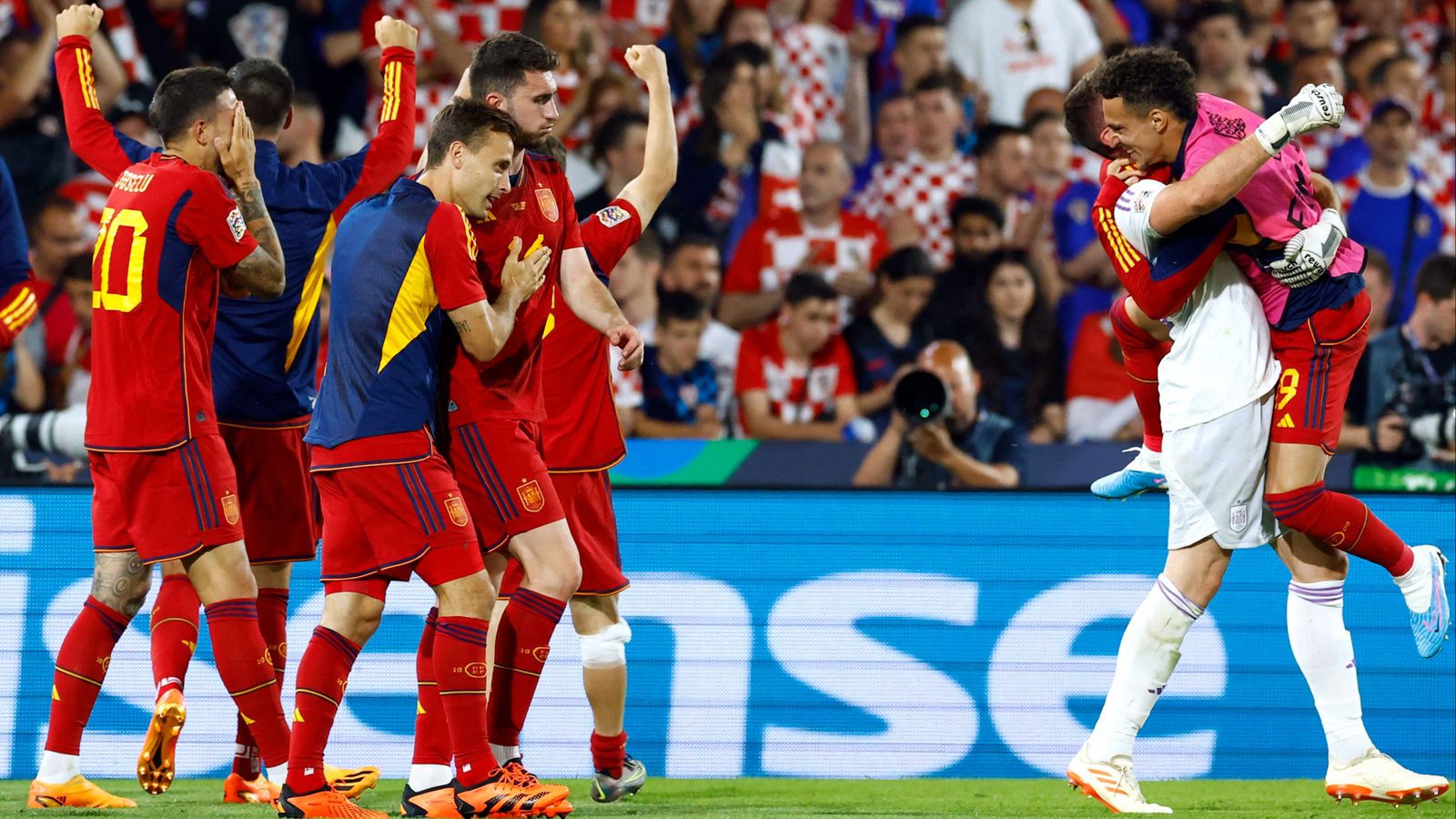 Els jugadors espanyols celebren el títol