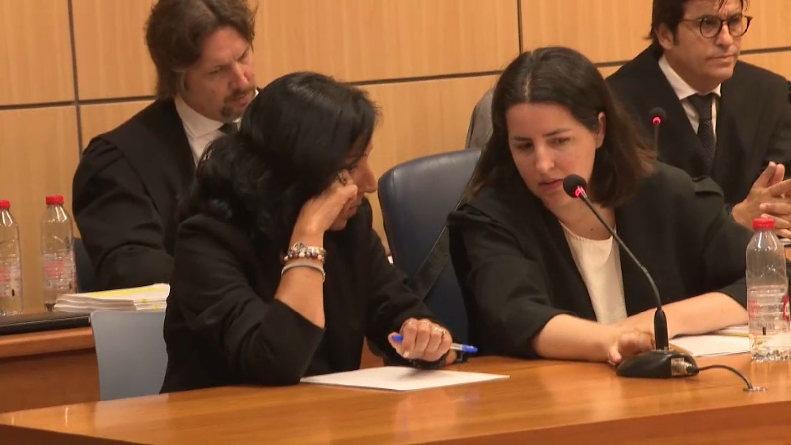 L'acusada (esquerra) conversa amb l'advocada en la primera sessió de la vista oral