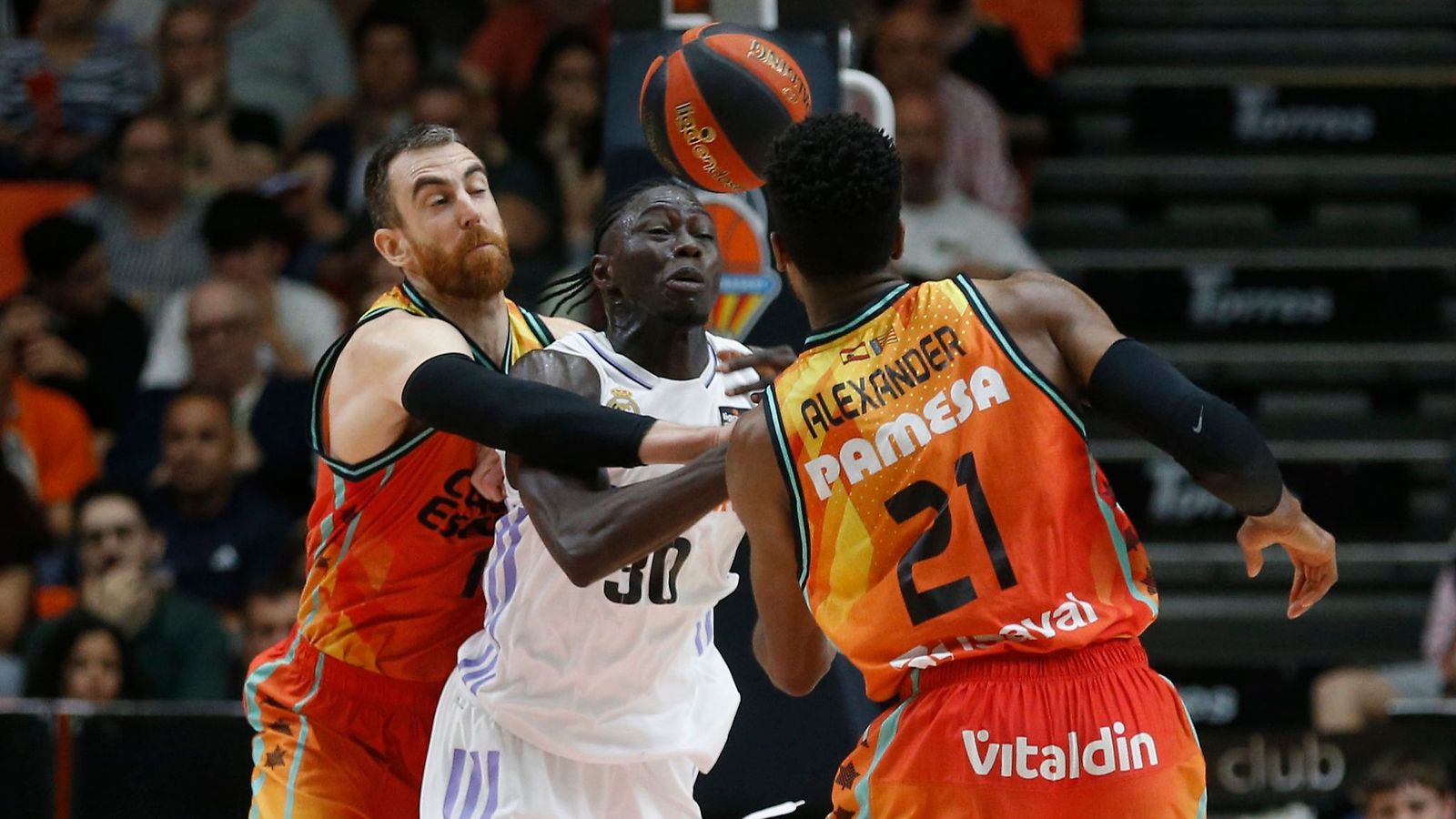 Claver i Alexander lluiten per una pilota