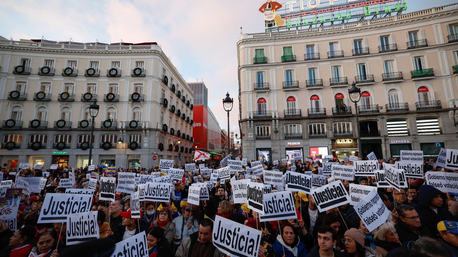 Els veneçolans es manifesten a Madrid Els veneçolans es manifesten a Madrid