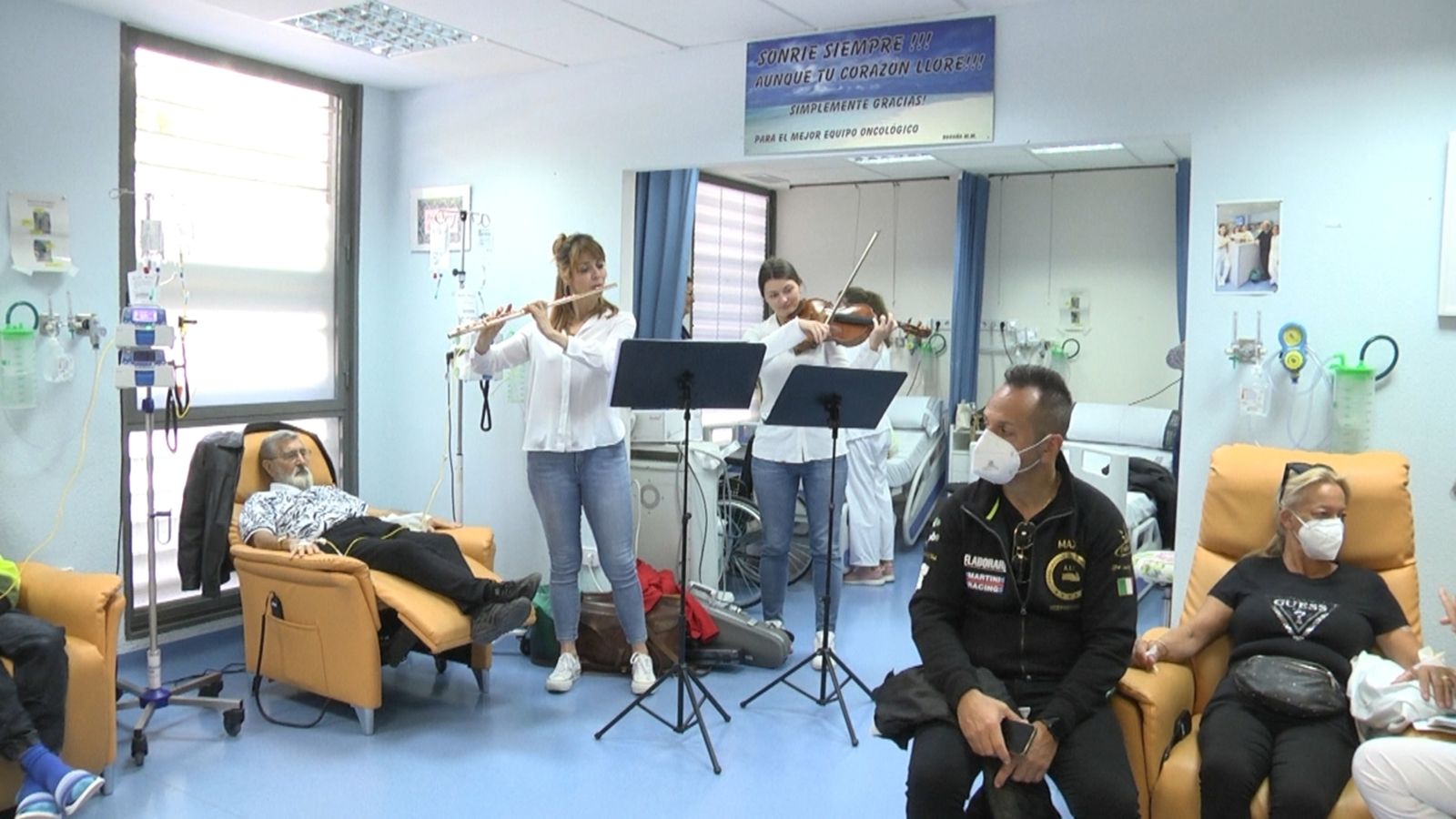 Dues músiques actuen en una sala de l'Hospital Sant Joan d'Alacant