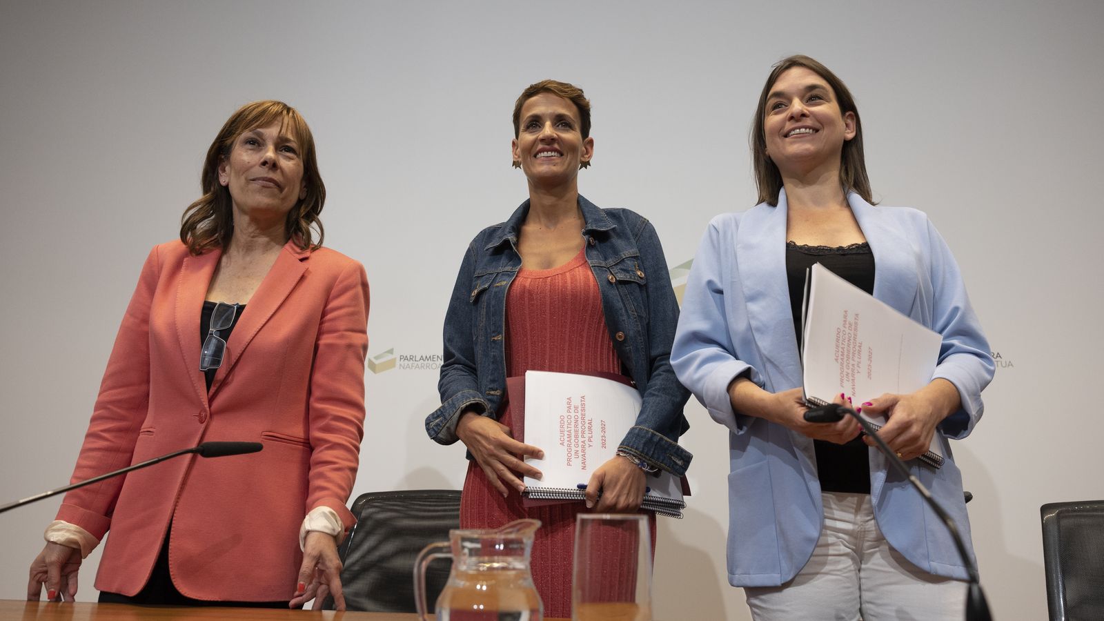Les representants de PSN, Geroa Bai i Contigo-Zurekin, María Chivite, Uxue Barkos  i Begoña Alfaro, durant la signatura de l'acord programàtic