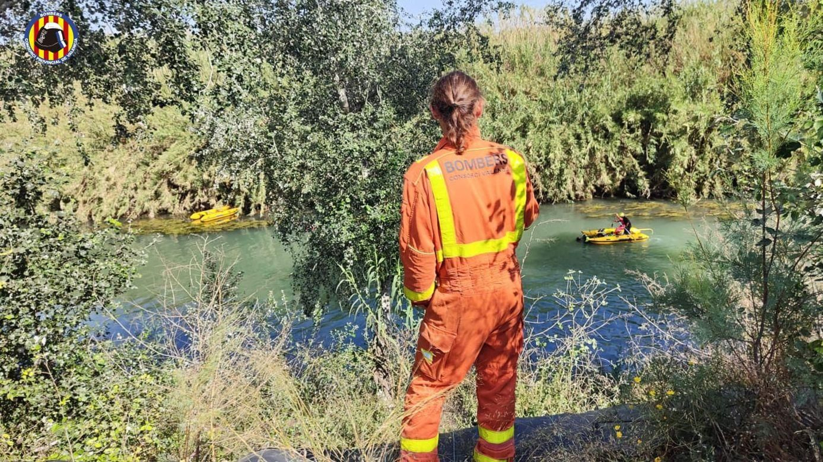 La brutícia arrossegada per les últimes pluges ha dificultat la visibilitat als submarinistes dels bombers