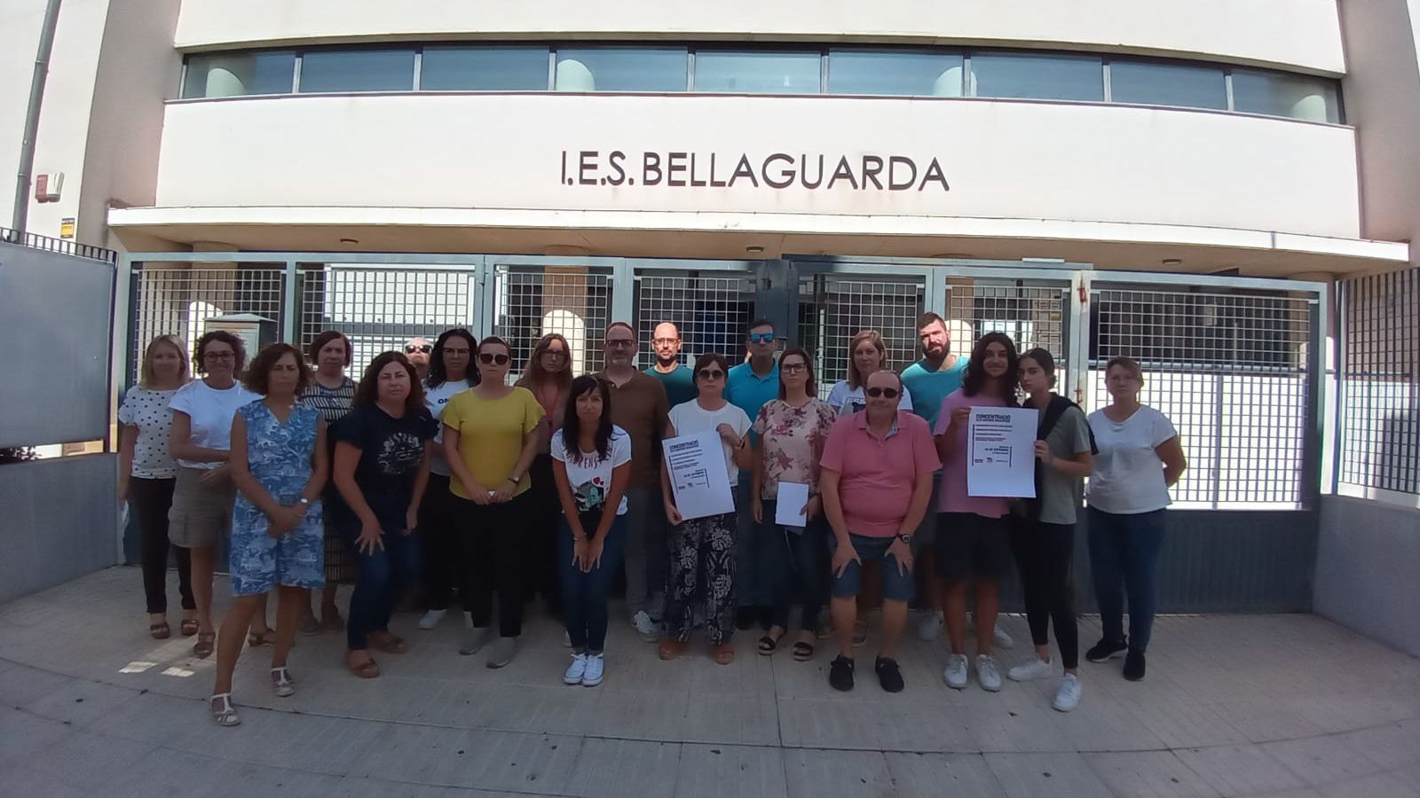 Concentració del profressorat de l'IES Bellaguarda d'Altea (Marina Alta)