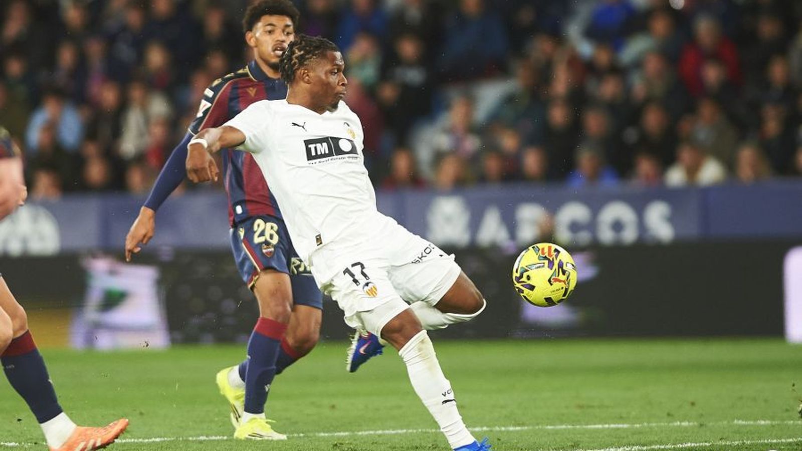 Un golàs de Ramazani ha donat avantatge al València al Ciutat