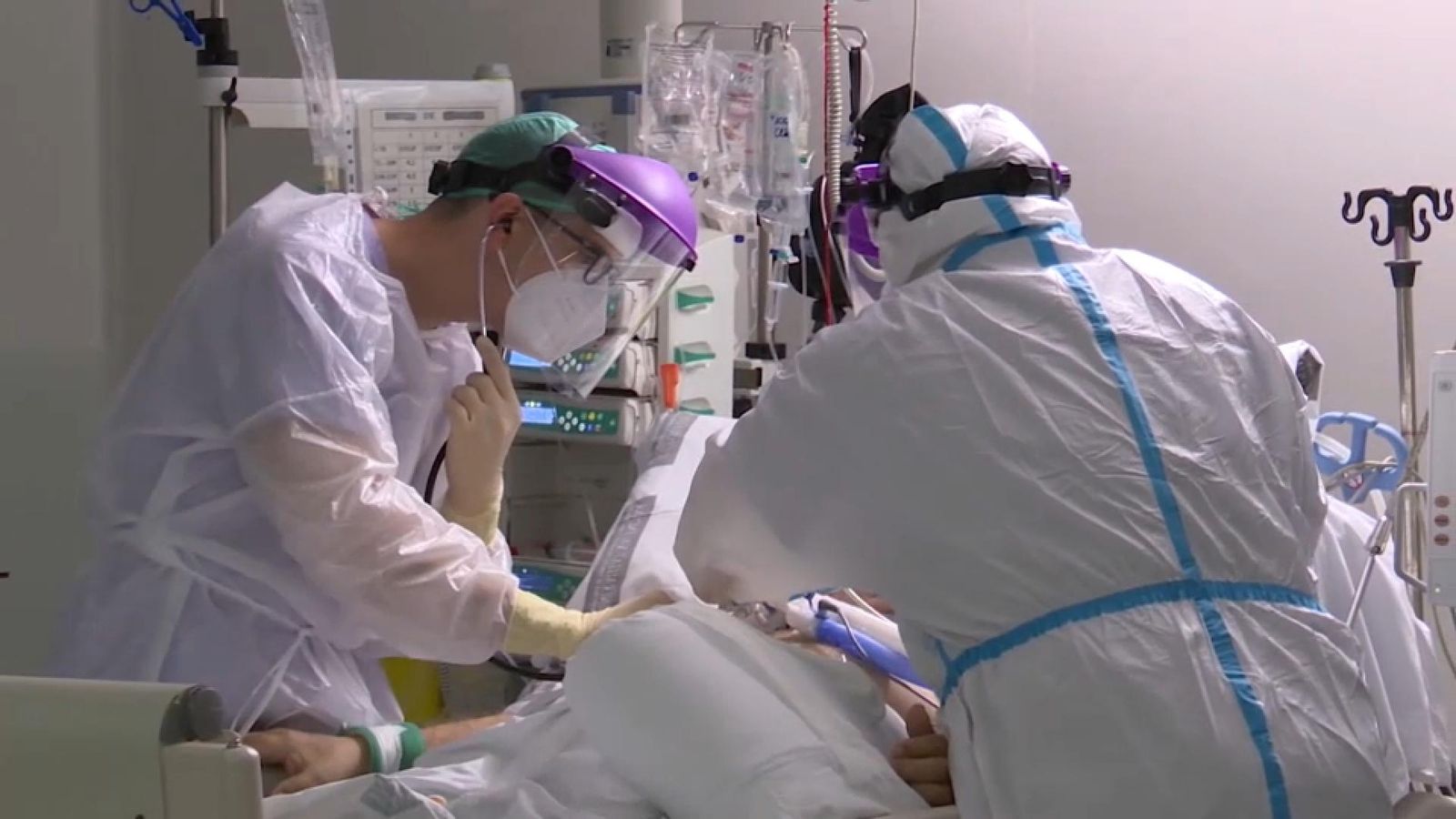 Dos sanitaris atenen un pacient amb covid en l'UCI d'un hospital en una de les onades de la pandèmia