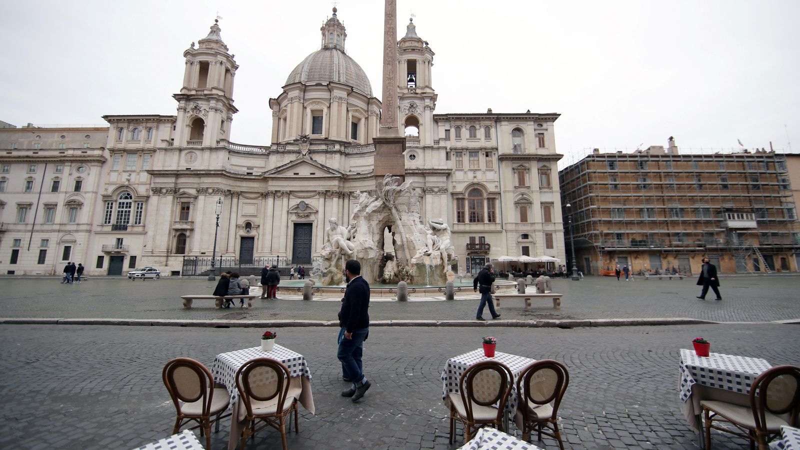 Taules buides a la Piazza Navona de Roma, el passat divendres