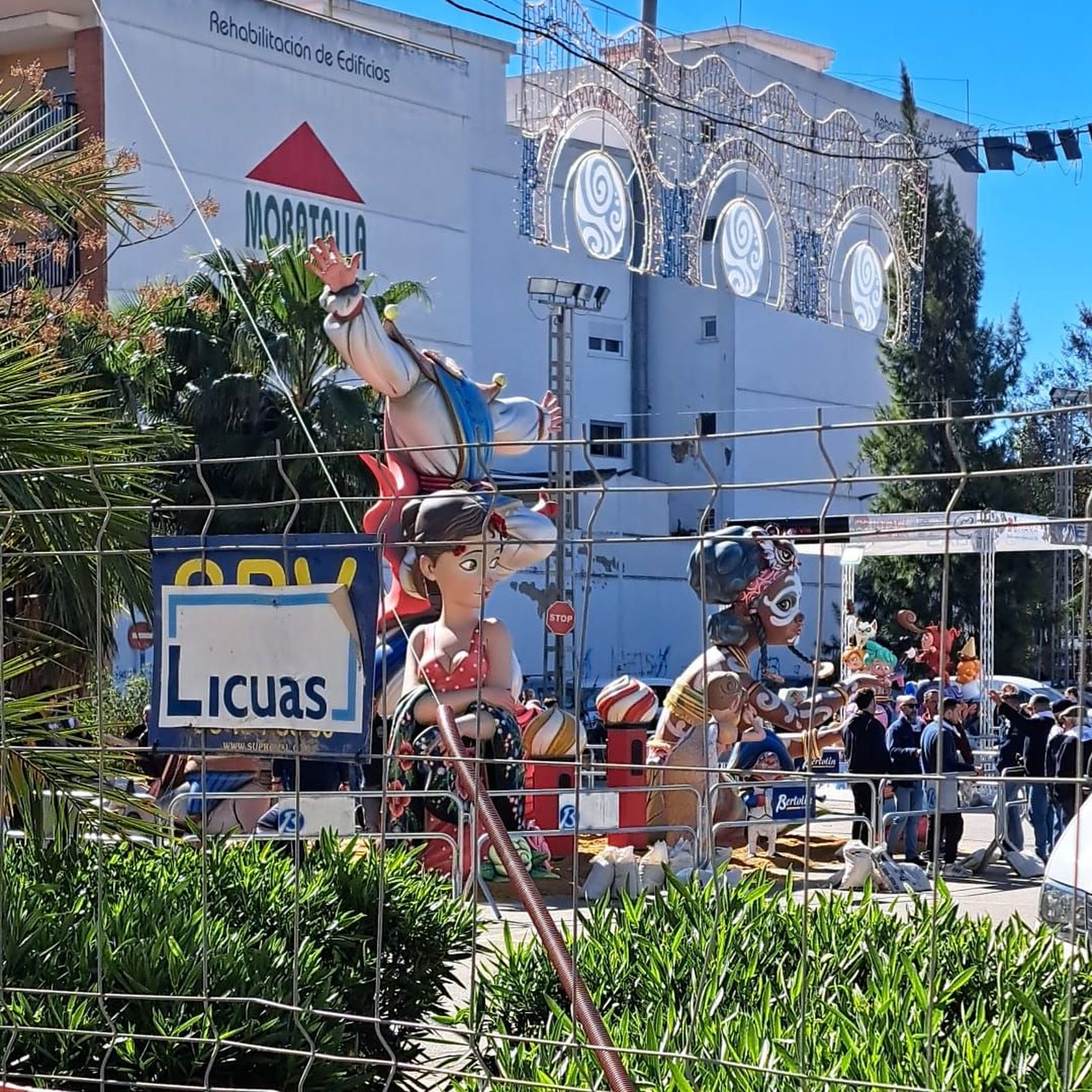 La falla Cristòfol Sorní - Mestre Martín de Burjassot després de la destrossa pel vent