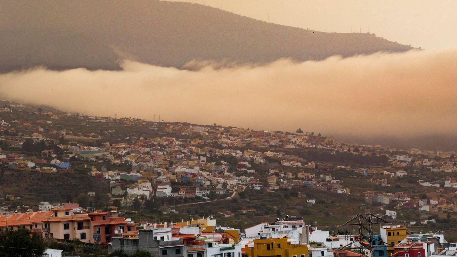 El fum provocat per l'incendi aquest dissabte sobre la vall de La Orotava, ha provocat una alerta per mala qualitat de l'aire