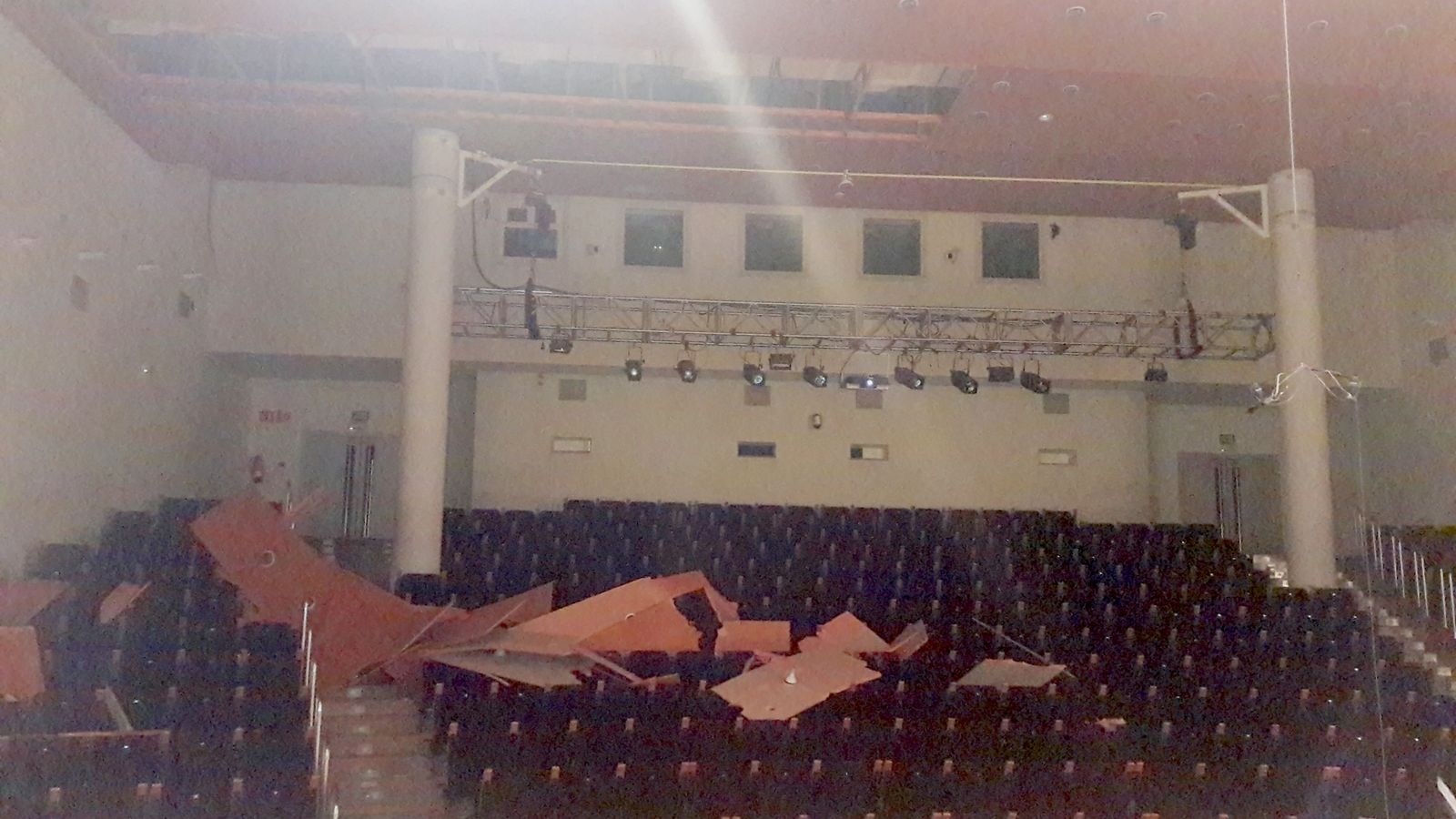 Despreniment de part del sostre de la sala Rodrigo del Palau de la Música de València