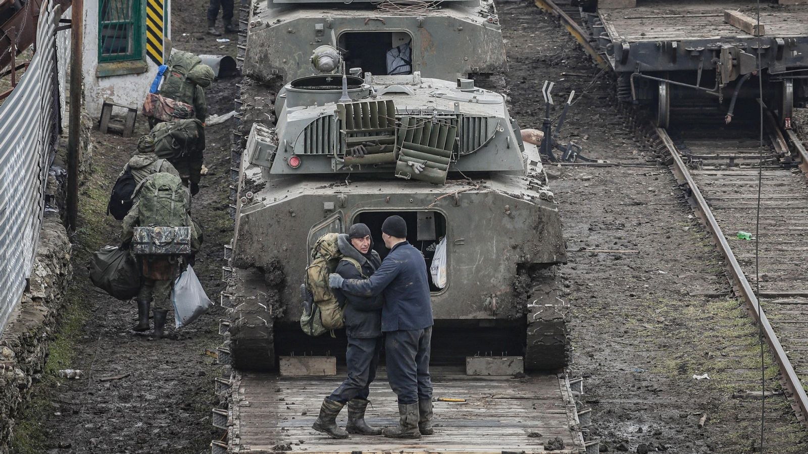 Vehicles blindats russos a l'estació de ferrocarril de la regió de Rostov, a Rússia