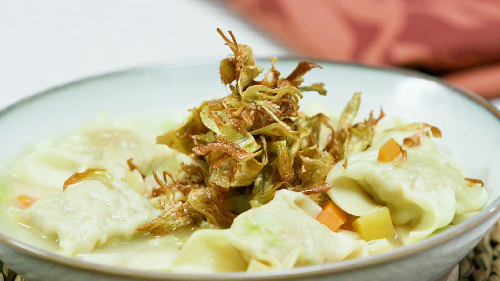 Sopa de wonton a la valenciana