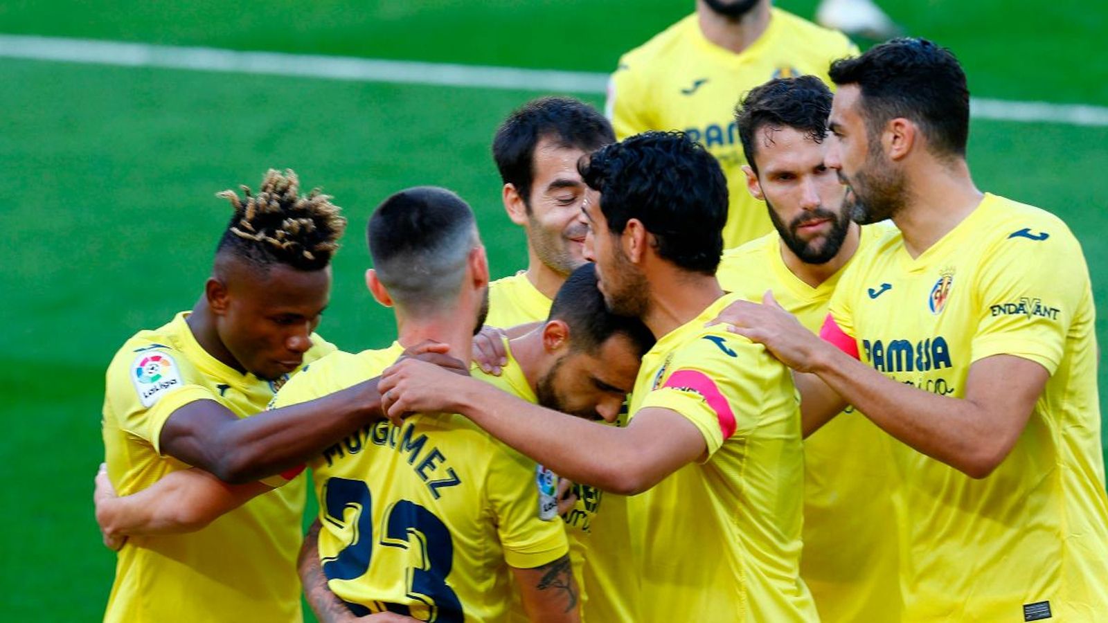 Els jugadors groguets celebren el primer gol contra el València