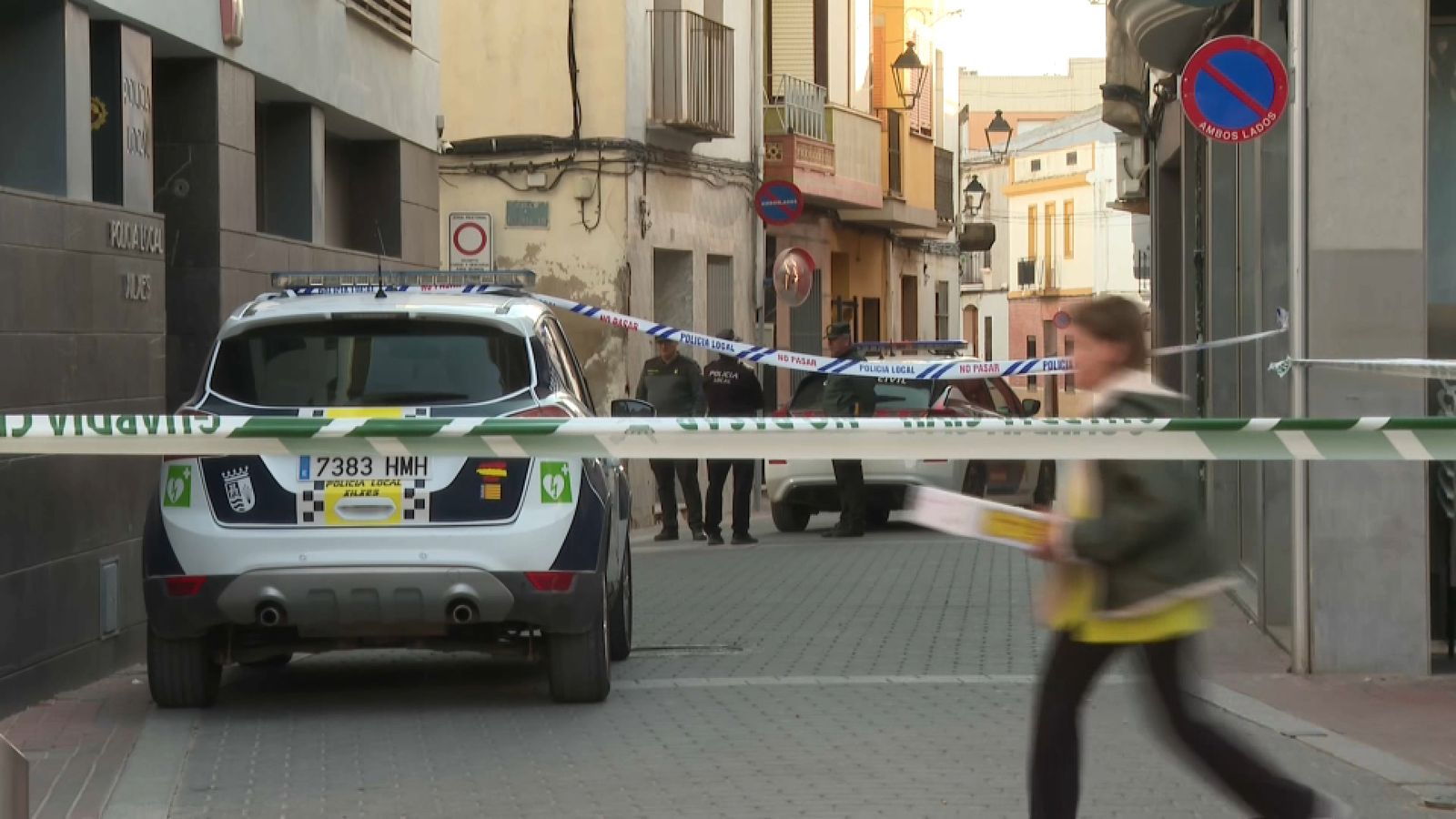 Els agents de la Guàrdia Civil han acordonat el carrer de Xilxes on estava el domicili on van trobar les víctimes