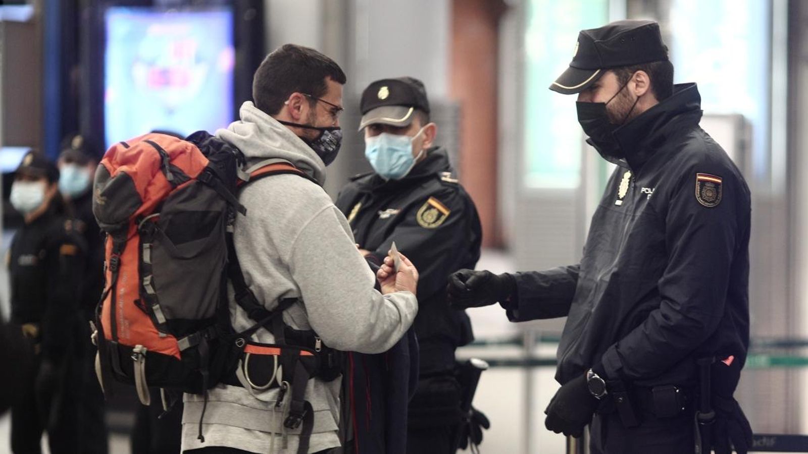 Agents de la Policia Nacional realitzen controls de mobilitat en una estació