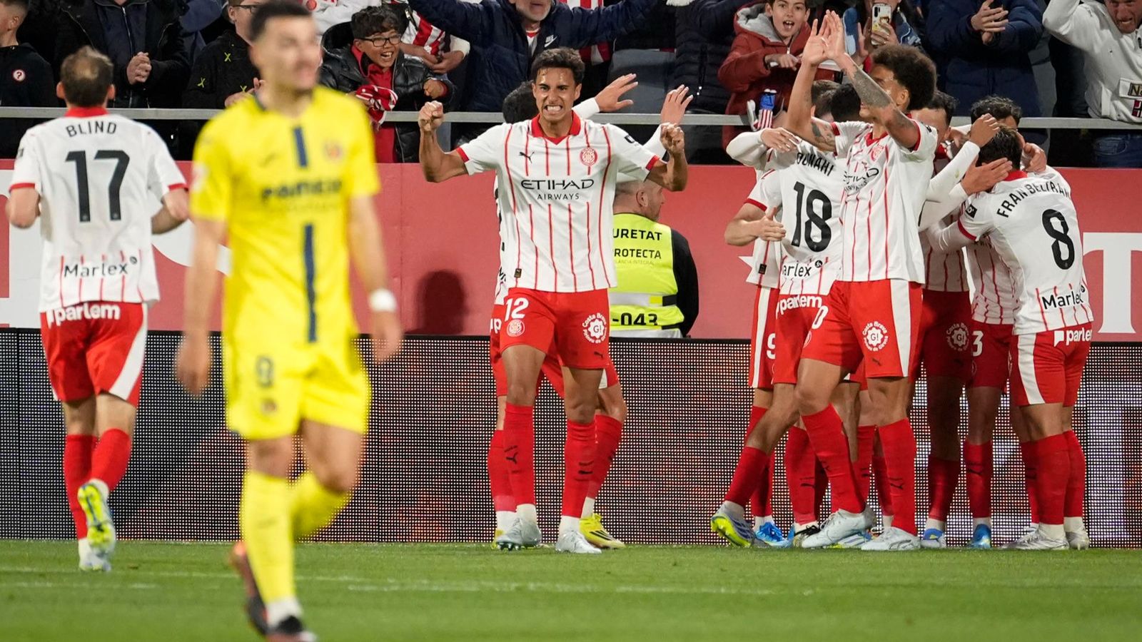 Els jugadors del Girona celebren el gol davant la desesperació de Mikautadze