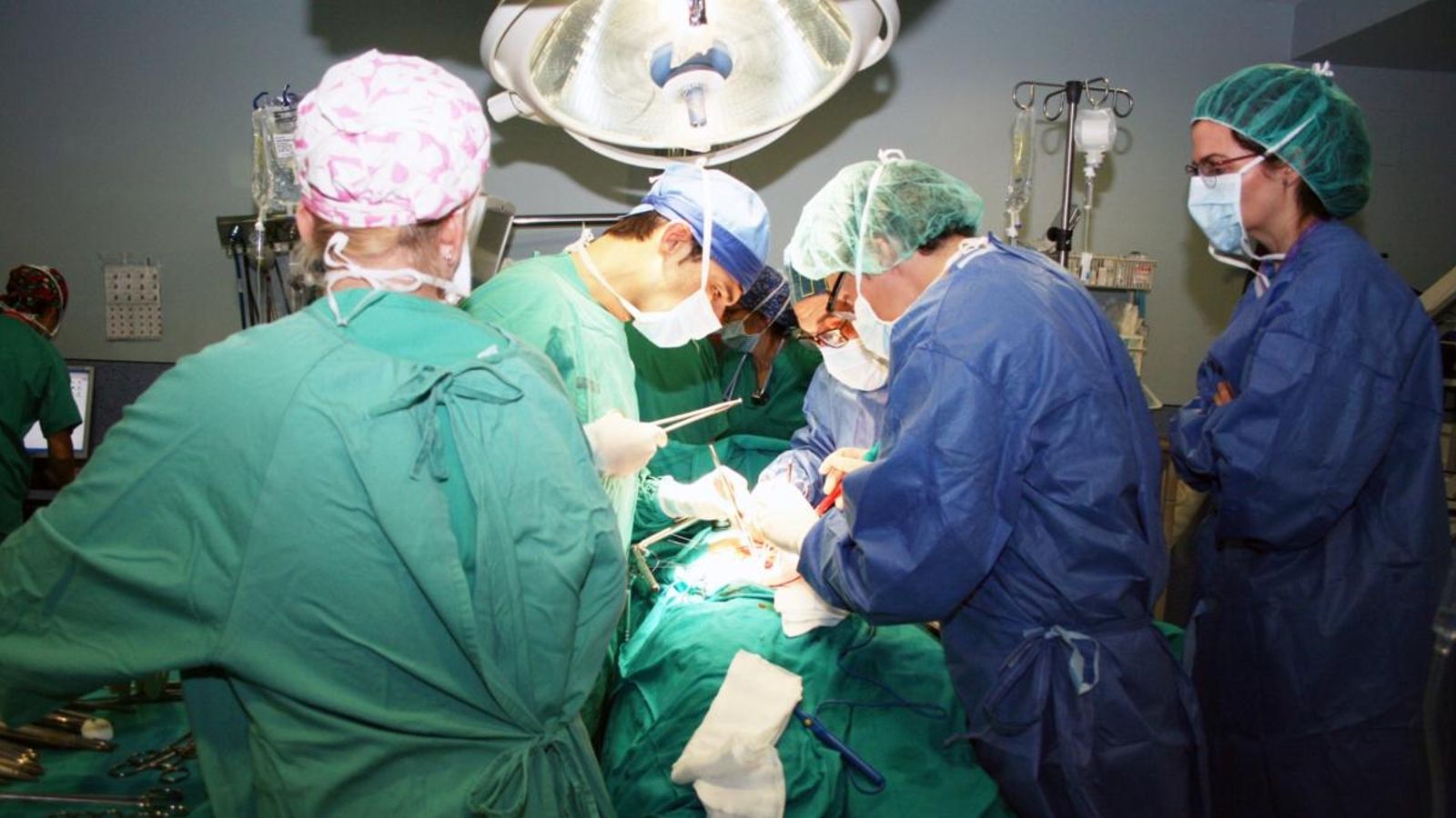 Personal sanitari opera un pacient en un quiròfan