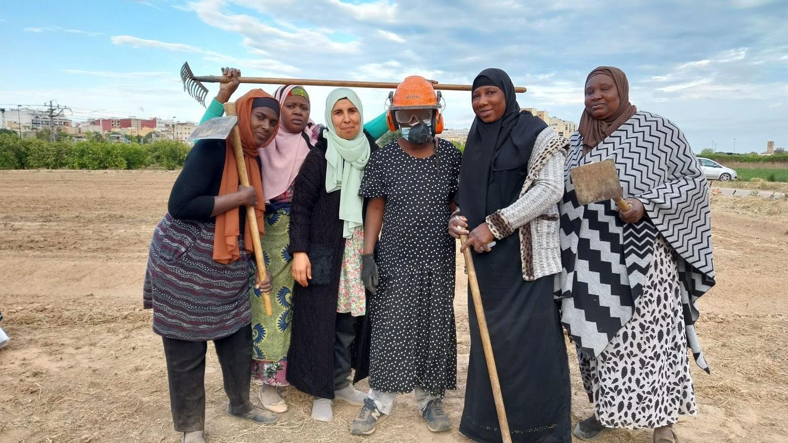 Dones integrants de l'associació, a l'horta on treballen