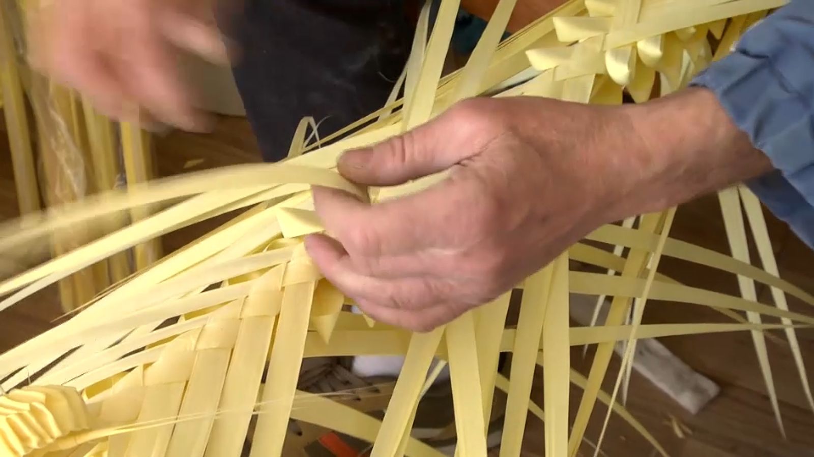 El trenat de la palma blanca és una tasca minuciosa, que requerix molta paciència