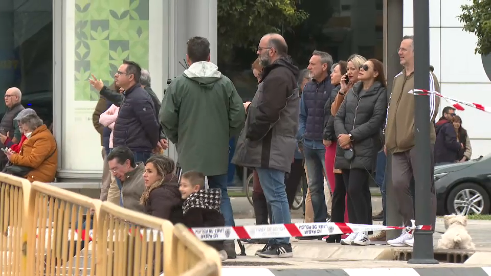 Centenars de persones han visitat l’escenari devastador que ha deixat l’edifici a Campanar