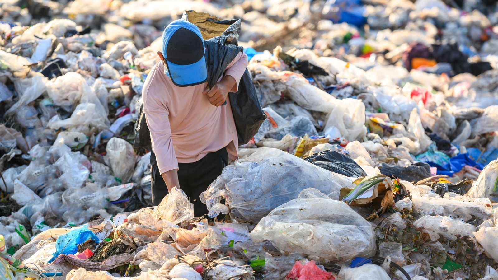 Un home busca entre el fem