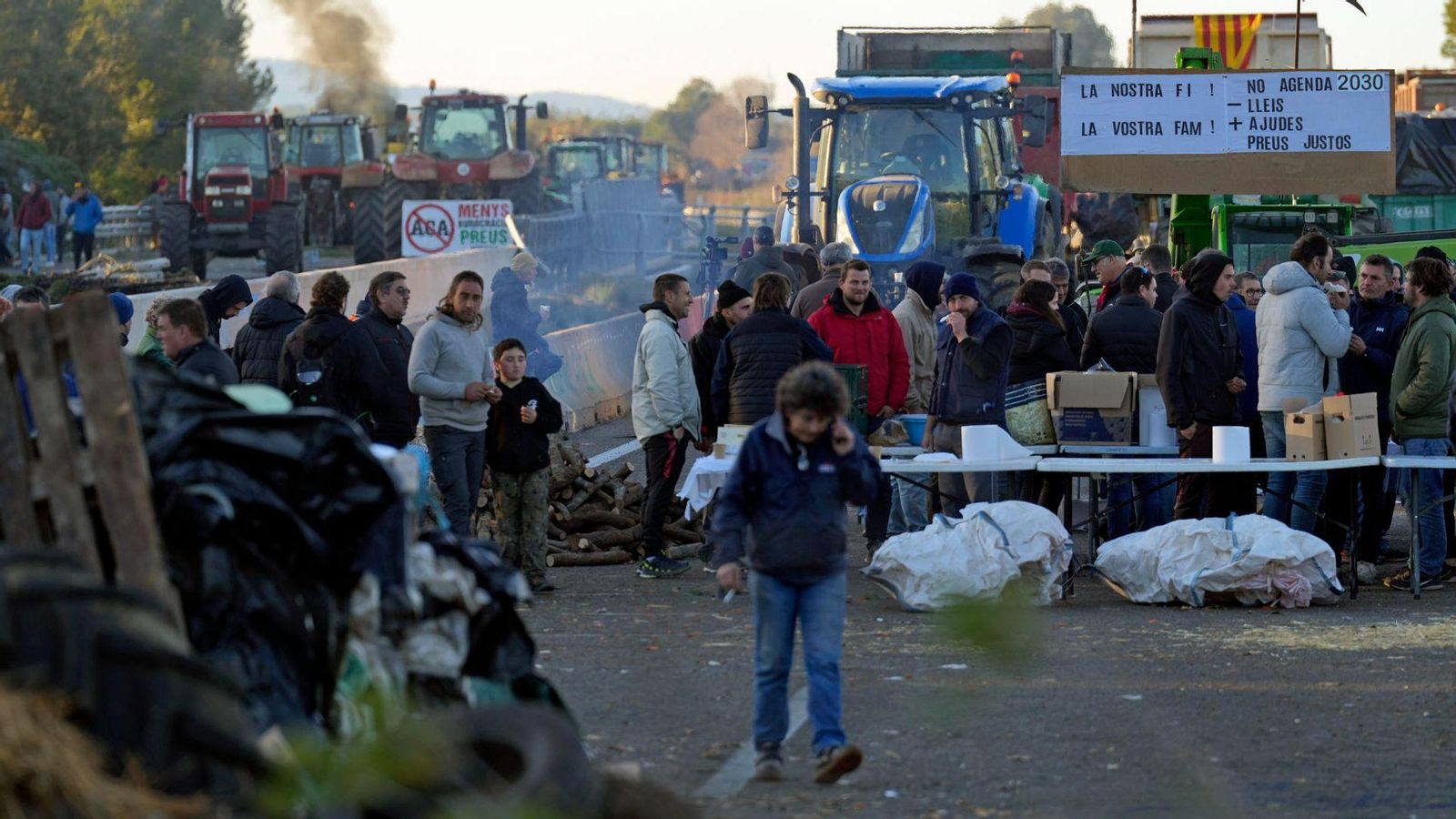 Vora 400 llauradors bloquegen l'AP-7 a Girona, a uns 40 quilòmetres de la frontera