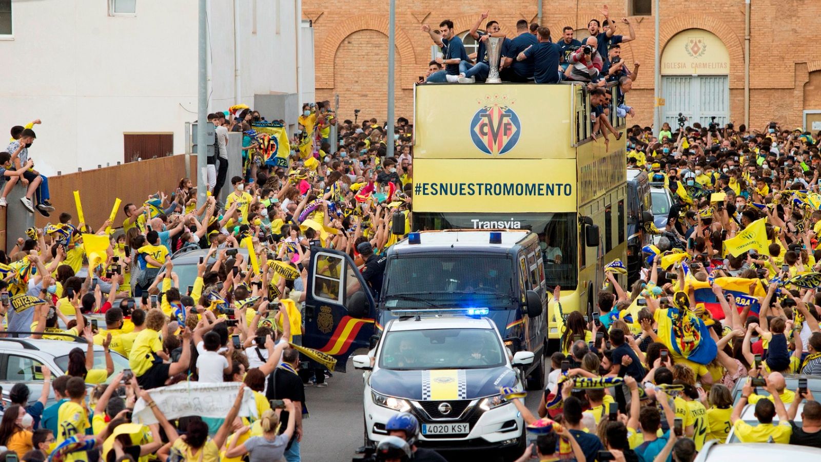 Centenars de persones, sense respectar la distància de seguretat, van omplir dijous els carrers de Vila-real per a celebrar la victòria del seu equip de futbol