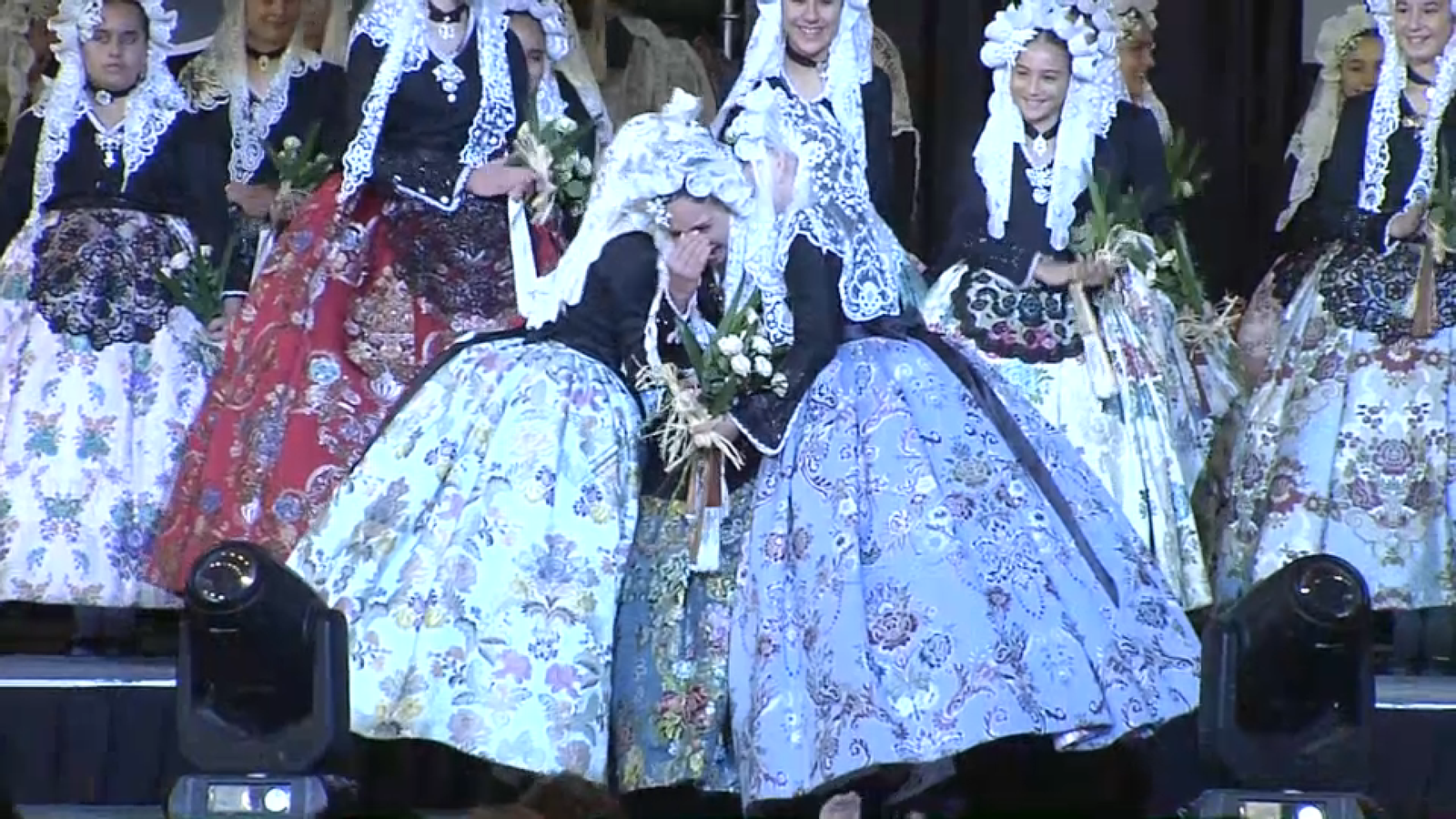 La bellesa del foc 2023 amb dues de les dames d'honor