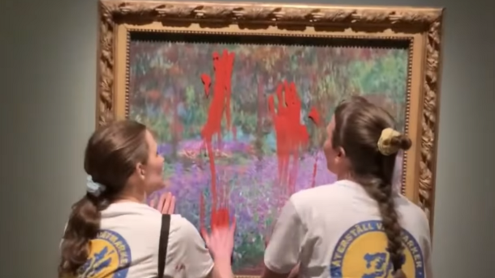 Les dues activistes en el moment de llançar pintura al quadre de Monet