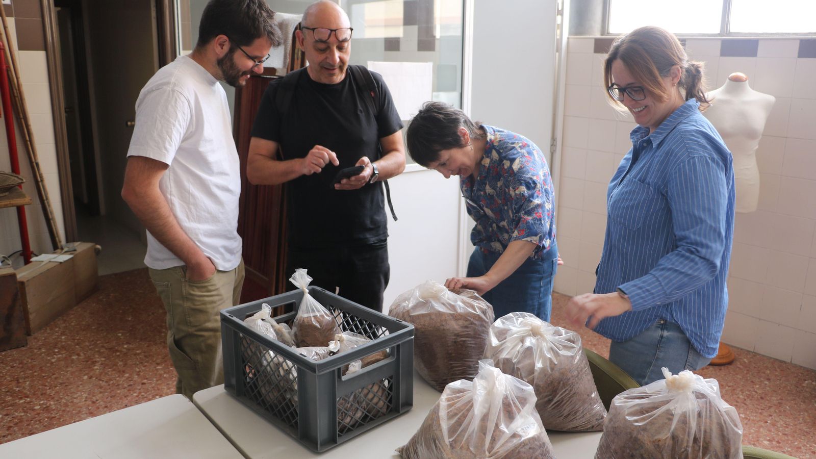 Experts de la Universitat de Granada i arqueòlegs, amb la regidora de Patrimoni, observen les restes trobades i que ara s'analitzaran