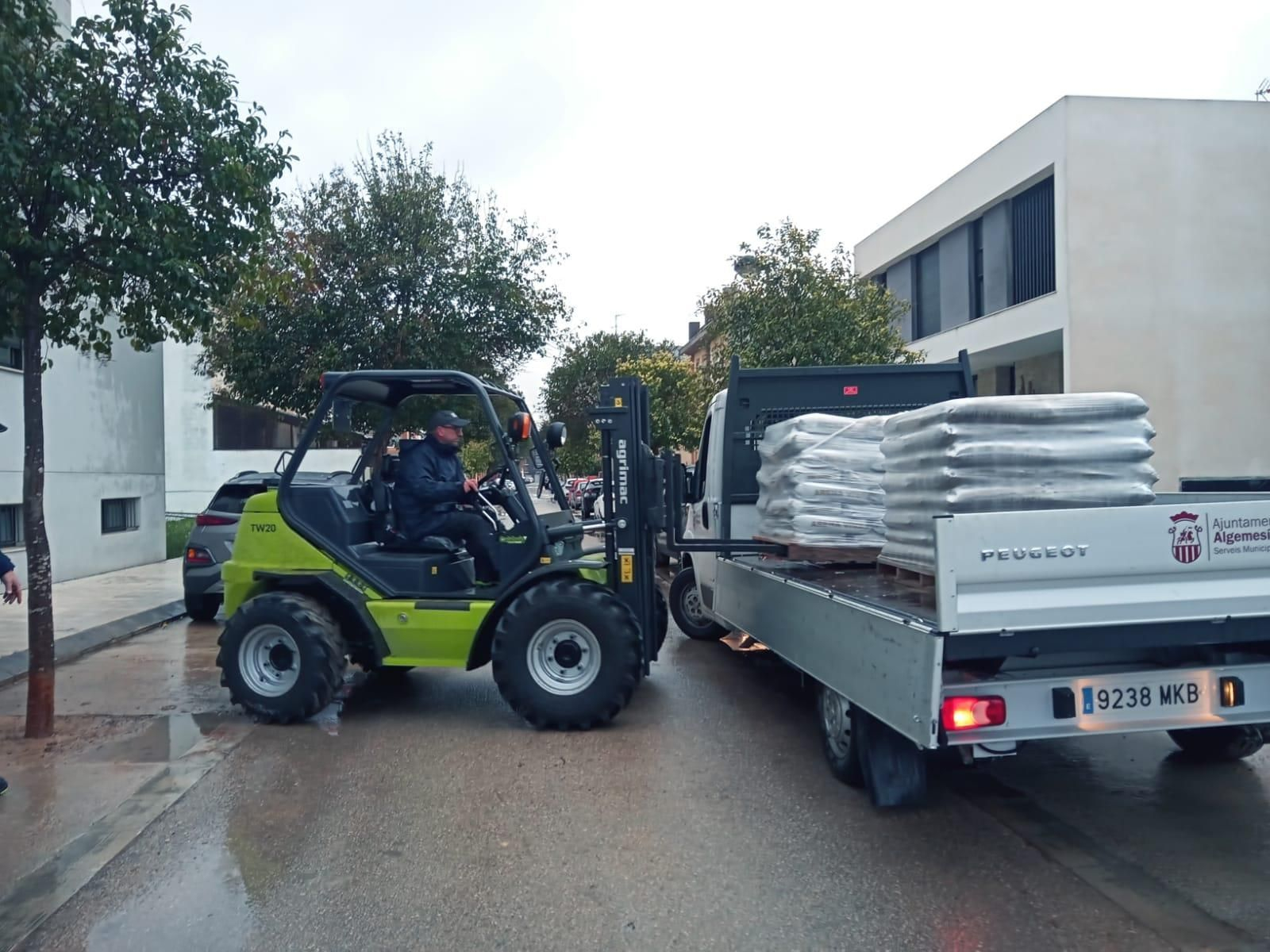 L'Ajuntament d'Algemesí reparteix sacs d'arena davant de l'episodi de pluges