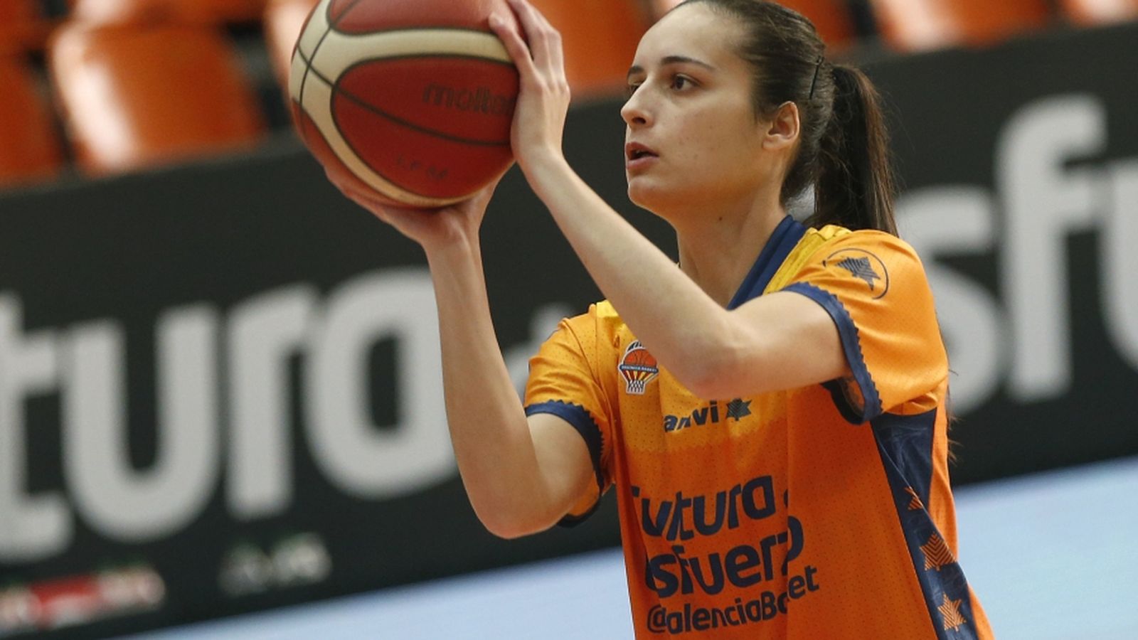Ángela Salvadores durant un escalfament amb el València Basket