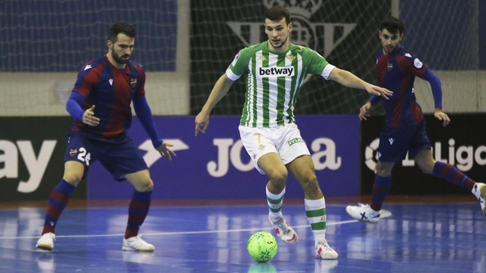 Eric Pérez, del Reial Betis Futsal, condueix la pilota davant Pedro Toro i Rubi Lemos, del Llevant UD FS