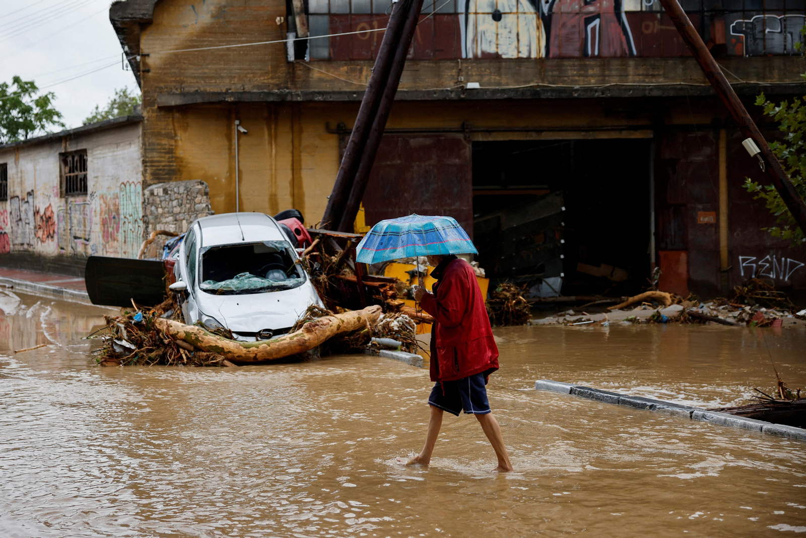 Una dona creua per un dels carrers negats de Volos