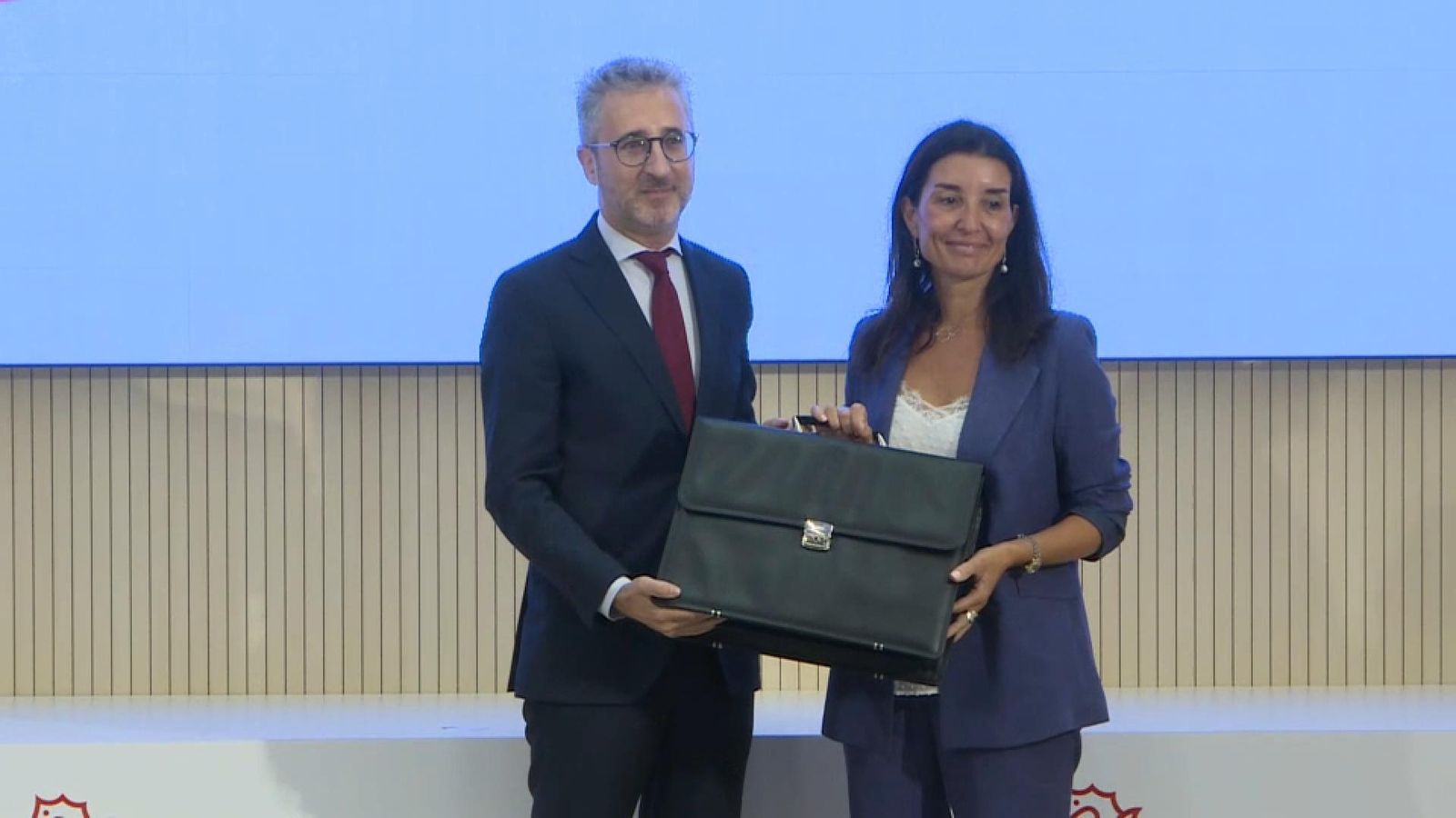 L'exconseller d'Hisensa, Arcadi España, entrega la cartera del departament a la nova titular, Ruth Merino