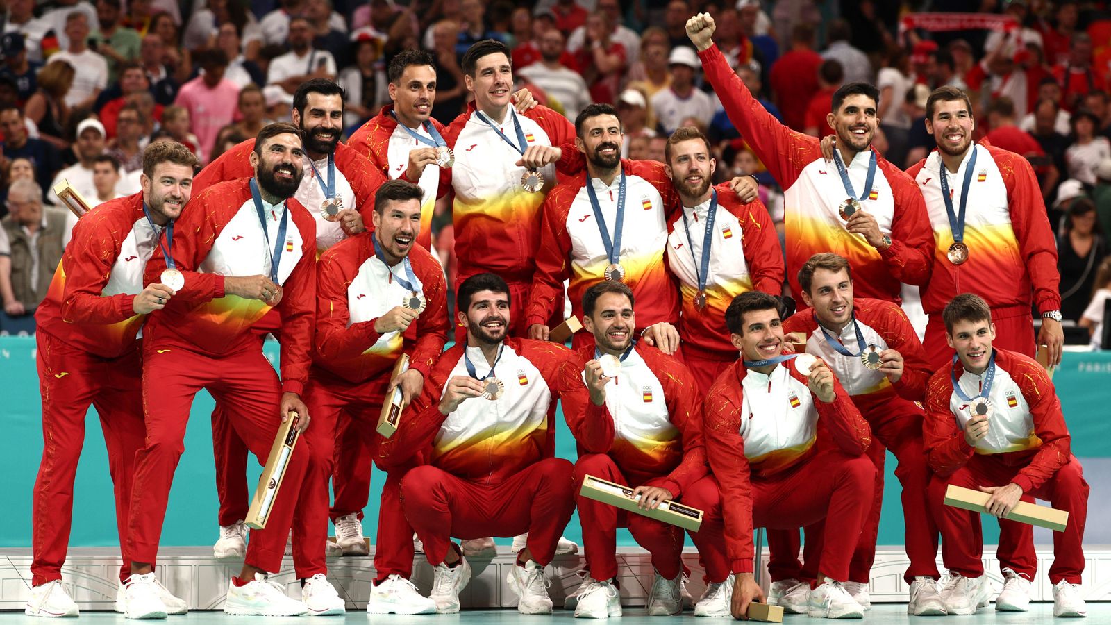 Els jugadors de la selecció masculina d'handbol, amb la medalla de bronze